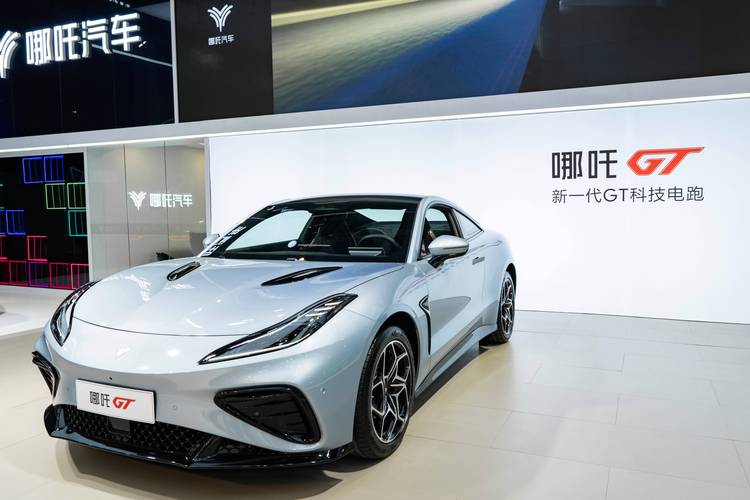 重庆120哪吒汽车在智能汽车领域的表现，领途汽车在新能源汽车市场中的影响力